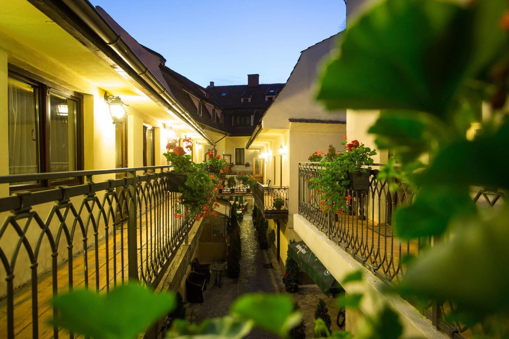 Drachenhaus Hotel Brasov Exterior photo